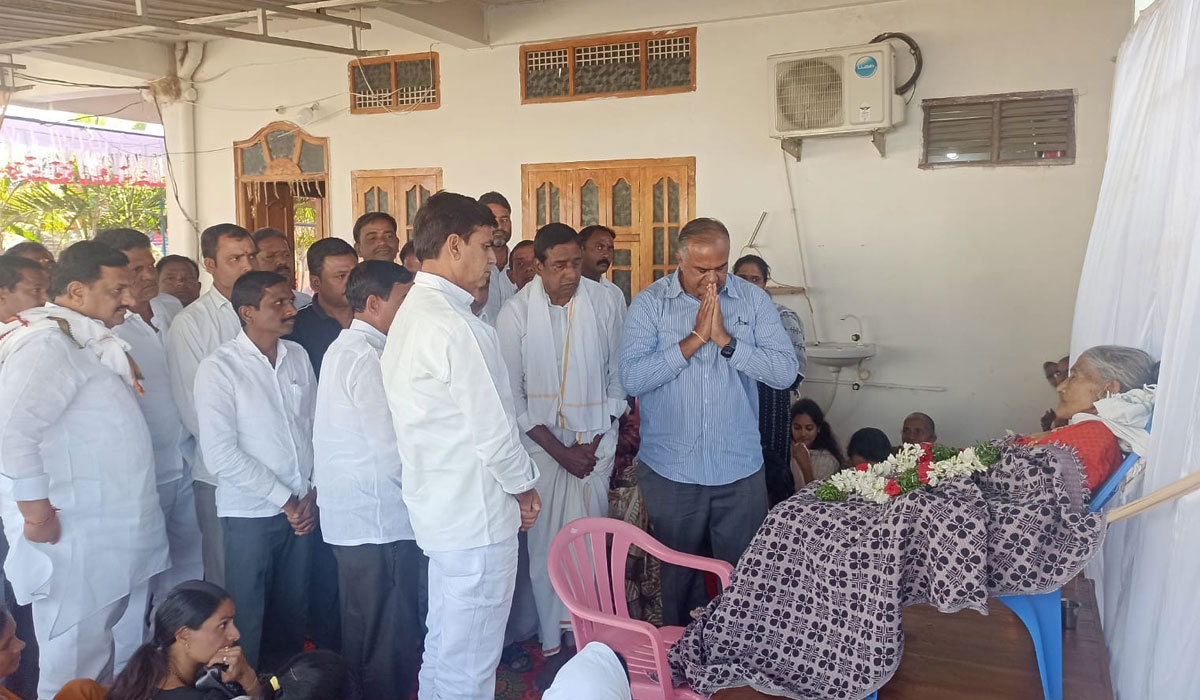 Loka Bapureddy | తెలంగాణ మార్క్ ఫెడ్ మాజీ చైర్మన్ లోక బాపురెడ్డికి పలువురి పరామర్శ