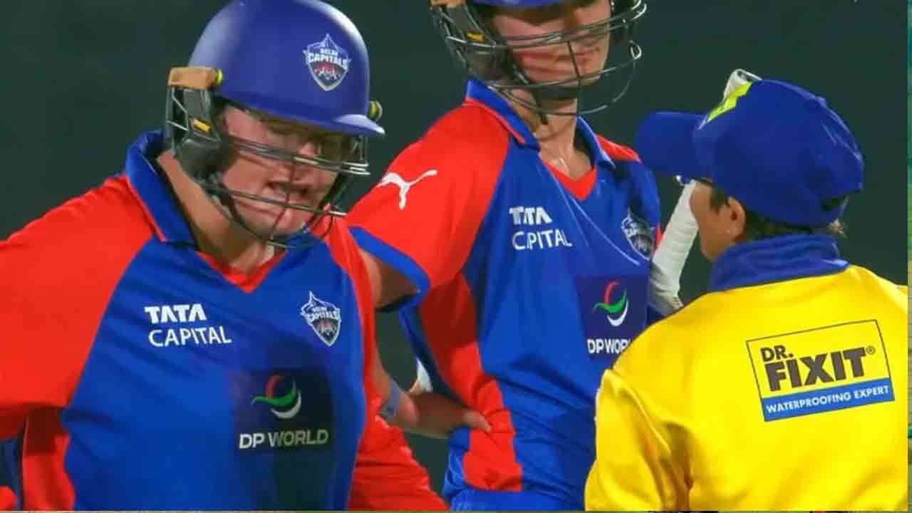 WPL 2026 | ఔటిచ్చినందుకు అంపైర్‌తో వాగ్వాదం.. ఢిల్లీ హిట్టర్‌ మ్యాచ్ ఫీజులో కోత..!