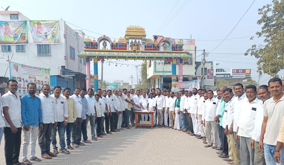 Loka Bapureddy | కథలాపూర్‌లో మార్క్‌ఫెడ్‌ మాజీ చైర్మన్ లోక బాపురెడ్డి జన్మదిన వేడుకలు