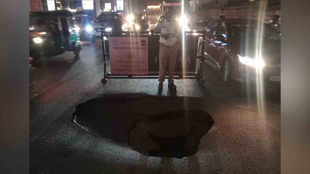 Hitech City | హైటెక్ సిటీలో కుంగిన రోడ్డు.. భయభ్రాంతులకు గురైన వాహనదారులు..!