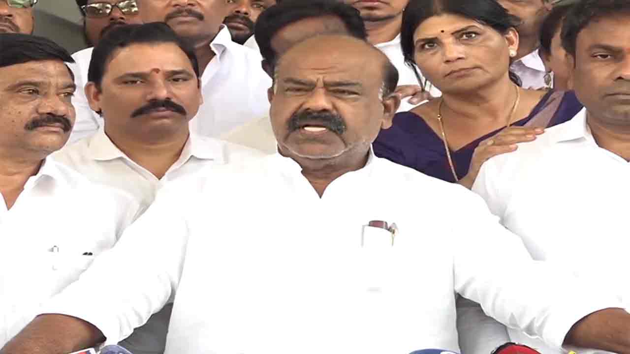 కక్ష సాధింపు చర్యల్లో భాగంగానే హరీశ్‌రావుకు నోటీసులు : మధుసూదనాచారి