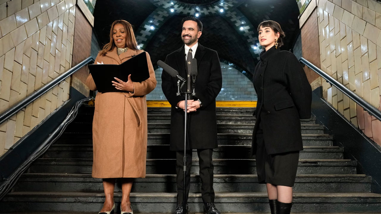 Zohran Mamdani: స‌బ్‌వే స్టేష‌న్ వ‌ద్ద న్యూయార్క్ మేయ‌ర్‌గా జోహ్రాన్ మామ్‌దానీ ప్ర‌మాణ స్వీకారం