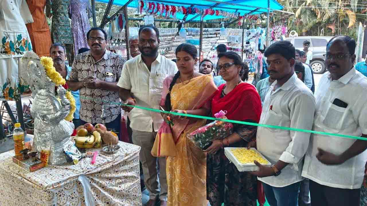Handloom exhibition | హనుమకొండలో చేనేత హస్తకళ వస్త్ర ప్రదర్శన ప్రారంభం