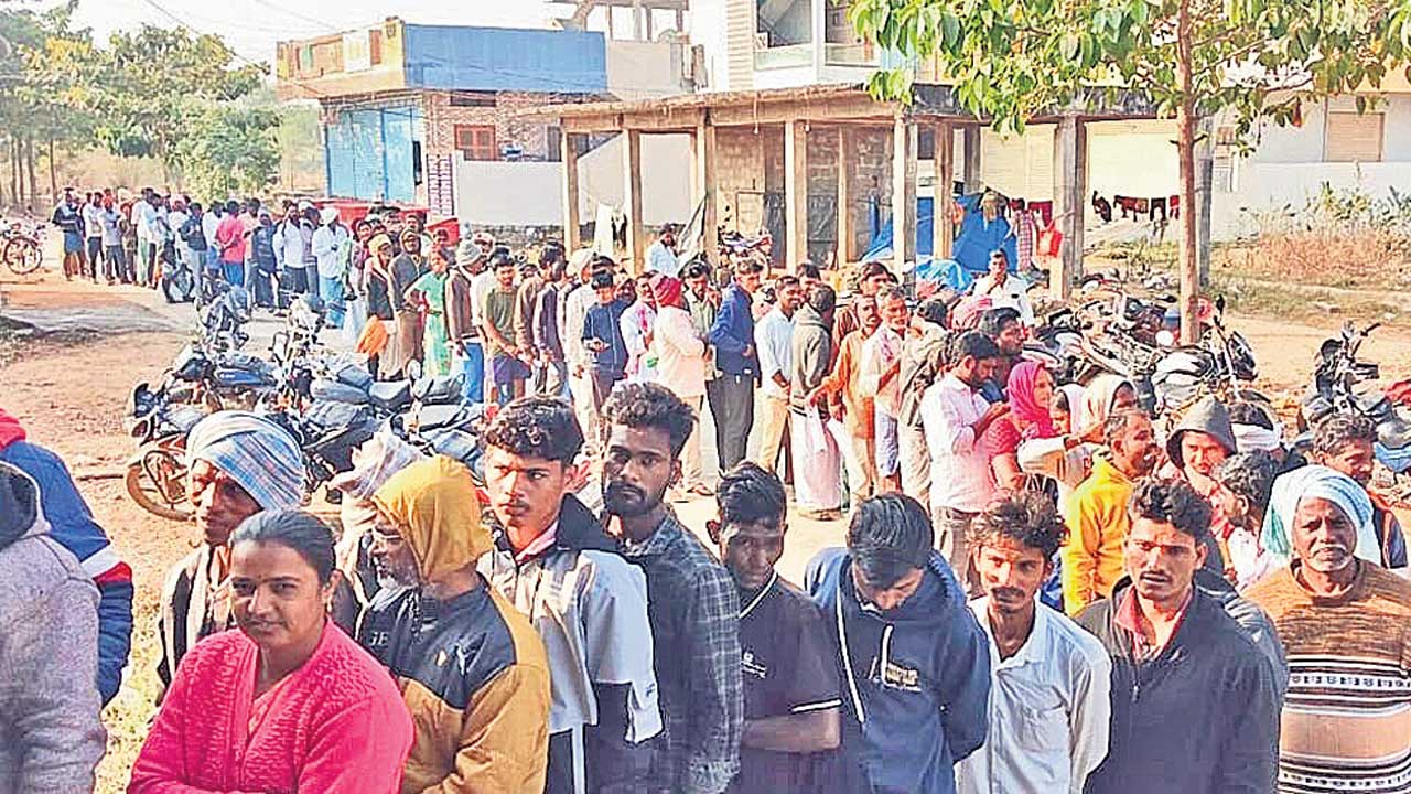 యూరియా.. ముప్పుతిప్పలు