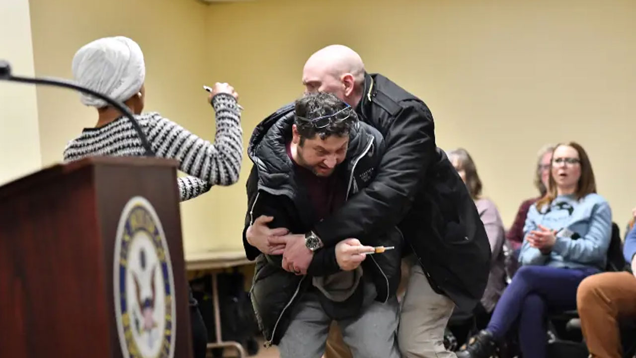 US Immigration: అమెరికాలో ఇమ్మిగ్రేష‌న్ ర‌గ‌డ‌.. డెమోక్ర‌టిక్‌ నేత ఇల్హ‌న్ ఒమ‌ర్‌పై దాడి