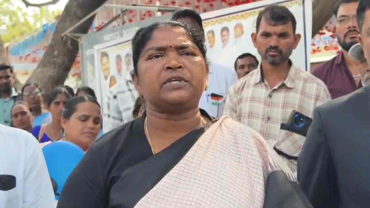 Minister Seethakka | పలహారం లెక్క మేడారం జాతర పాసులు పంచలేం: మంత్రి సీతక్క