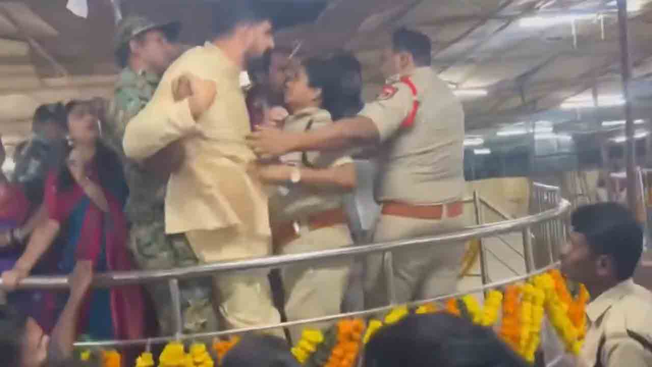 Medaram | మేడారంలో ఎమ్మెల్యే పాడి కౌశిక్ రెడ్డికి అవమానం.. మొక్కులు చెల్లించకుండా ఈడ్చుకెళ్లిన పోలీసులు..!