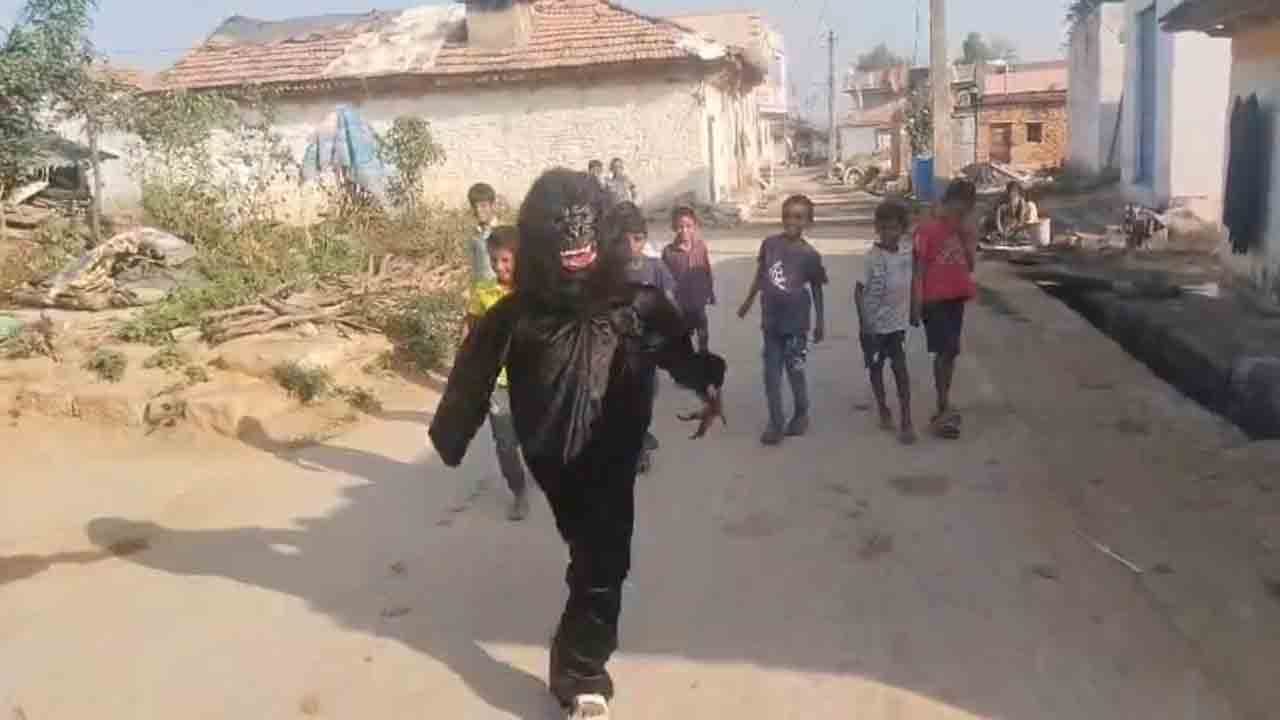 Narsapur | కోతులను తరిమేందుకు వినూత్న వేషం.. కోతులు పరార్‌