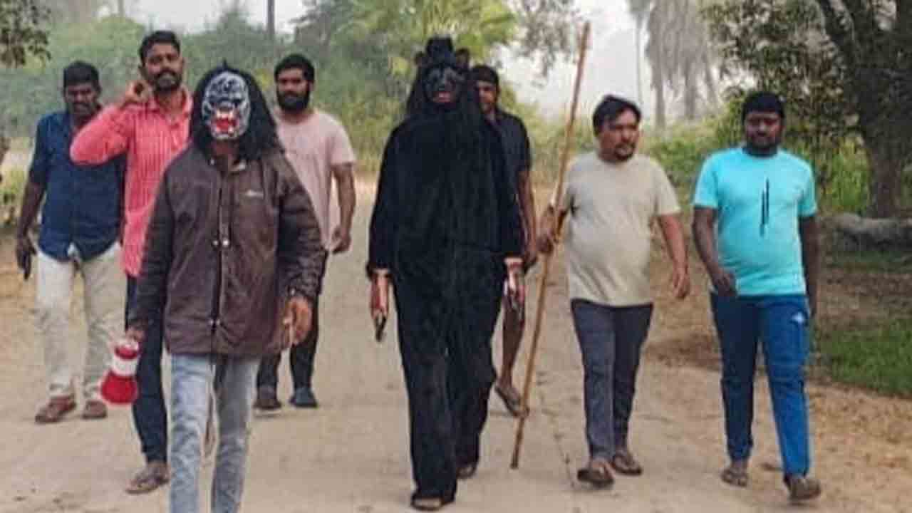 Monkeys | కోతులను తరిమేందుకు..గ్రామపంచాయతీ కార్యవర్గం విచిత్ర వేషధారణ