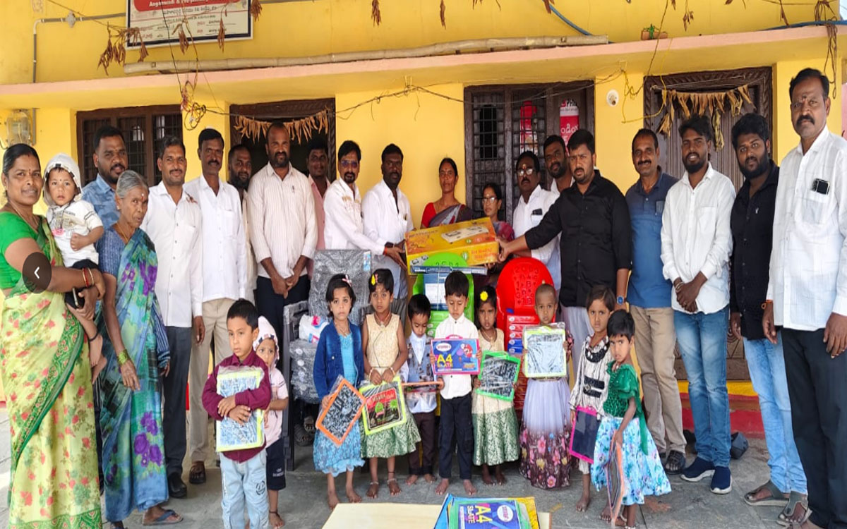 Motakondur : అంగ‌న్‌వాడీ కేంద్రానికి సామ‌గ్రి అంద‌జేత‌