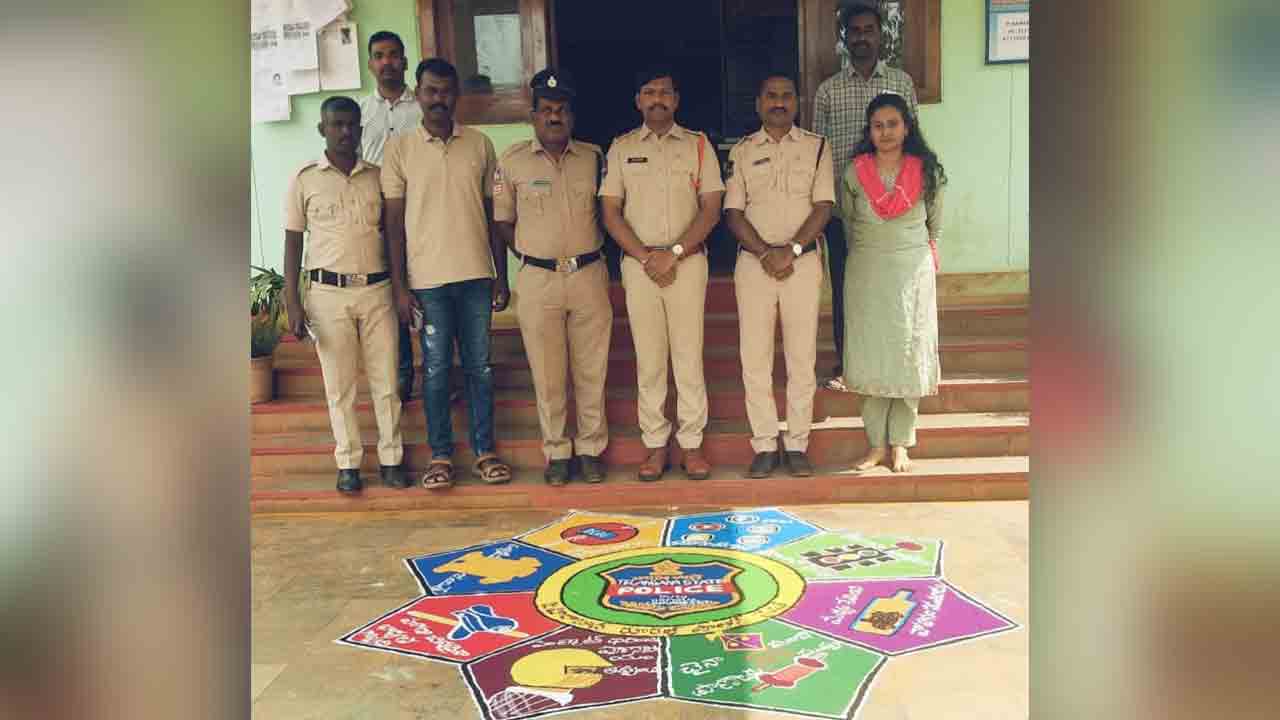 Zaheerabad | పోలీస్ స్టేషన్‌లో ఆకట్టుకున్న సందేశాత్మక ముగ్గులు.. కానిస్టేబుల్‌ వనజపై ప్రశంసల జల్లు