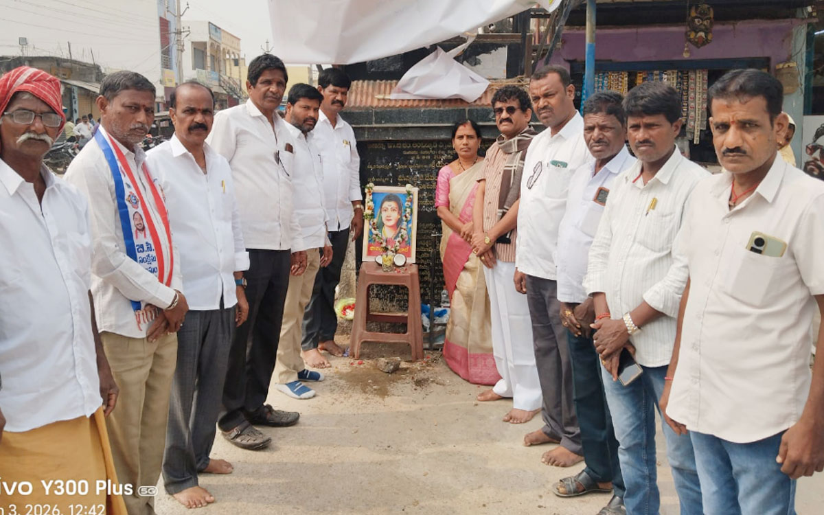 Munugode : మునుగోడులో ఘనంగా సావిత్రీబాయి పూలే జయంతి