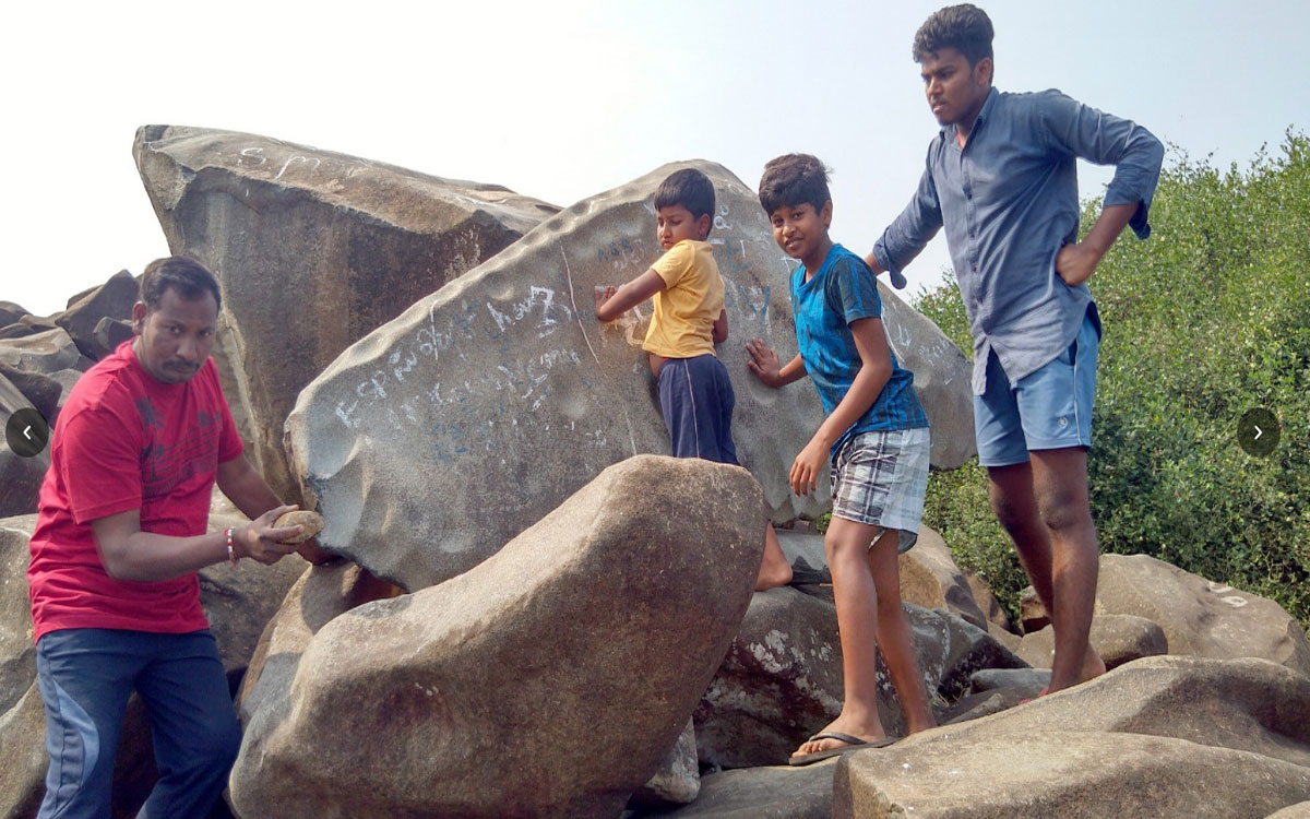 Kattangur : రాగాలు పలుకుతున్న ఏనె రాళ్లు... సంగీతం పలికే శిలలు