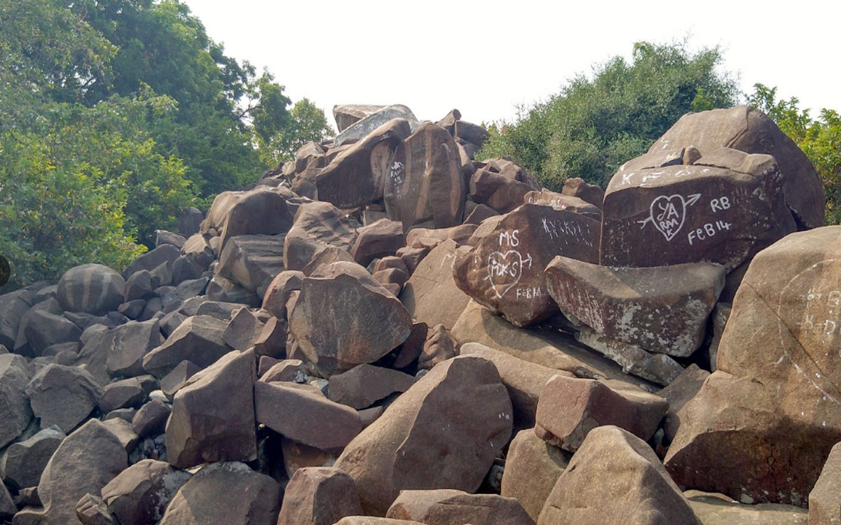 Kattangur : రాగాలు పలుకుతున్న ఏనె రాళ్లు... సంగీతం పలికే శిలలు