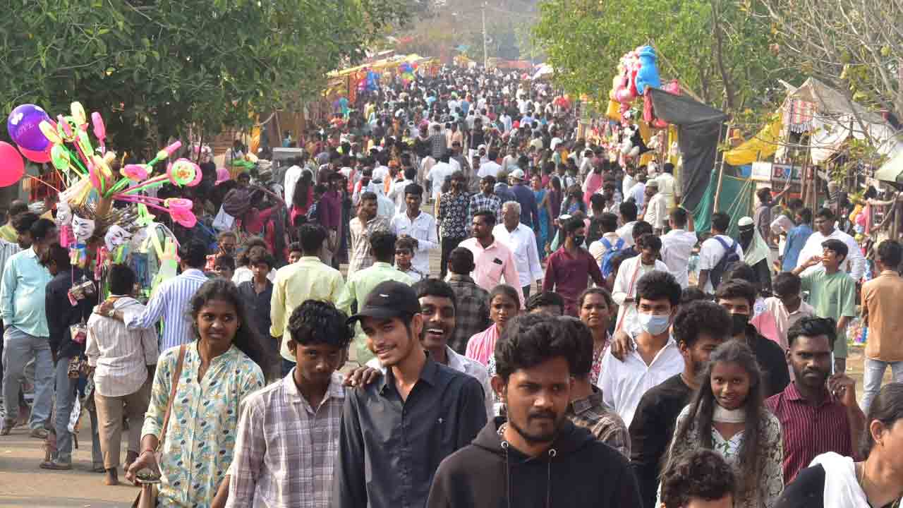 Nagoba Jatara | భక్త జనసంద్రమైన నాగోబా.. జాతరలో చిన్నాపెద్దా సందడి..!