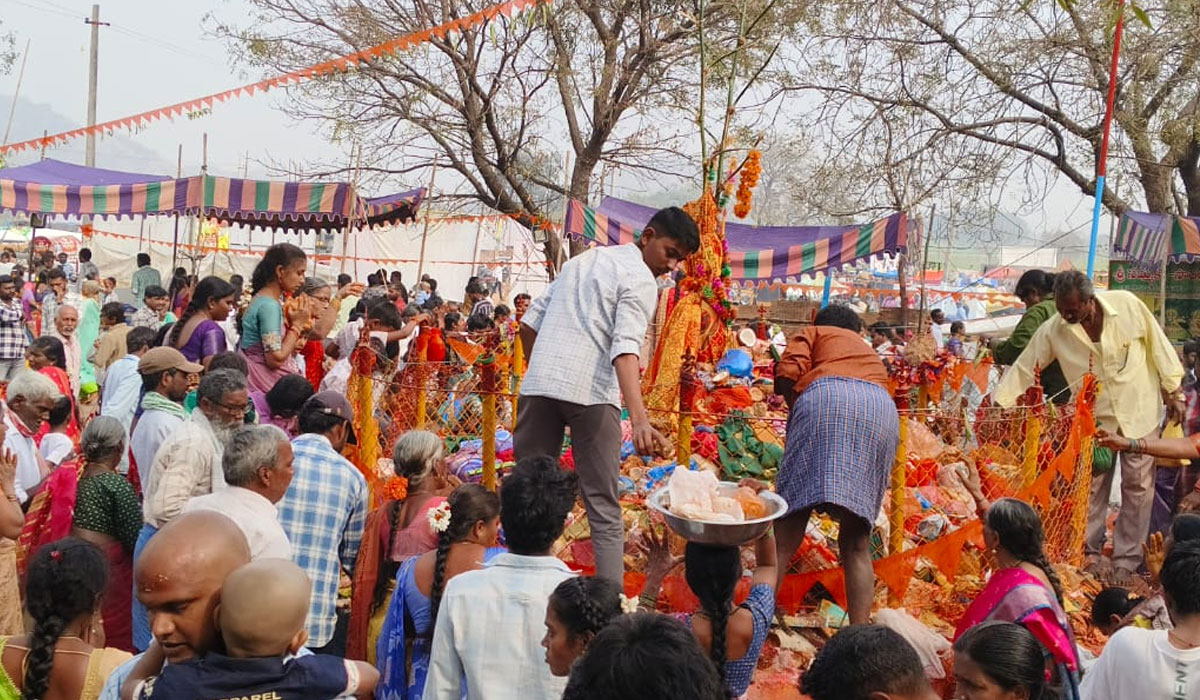 Narayanapur | నారాయణపూర్‌ సమ్మక్క-సారమ్మ దేవతలకు మొక్కలు చెల్లించుకున్న భక్తులు