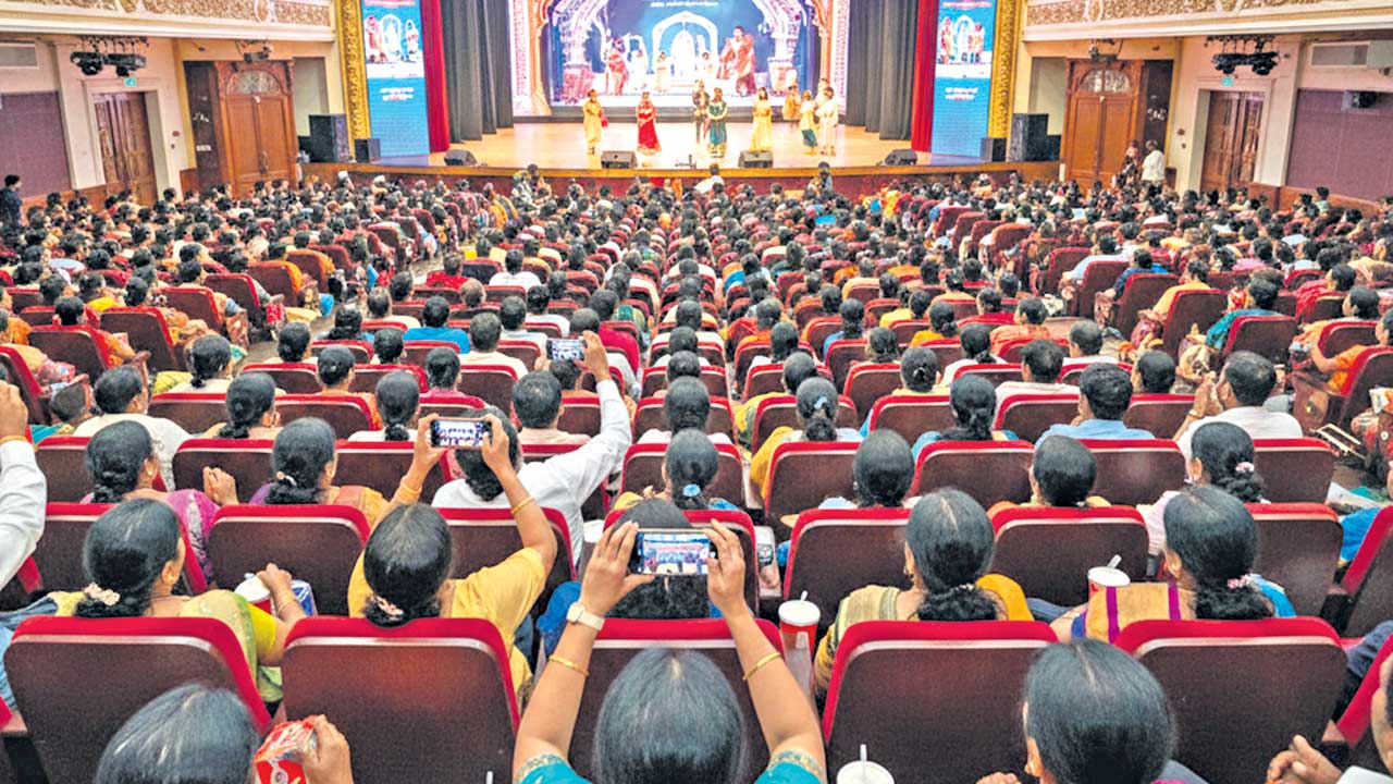 నాటకమా వర్ధిల్లు