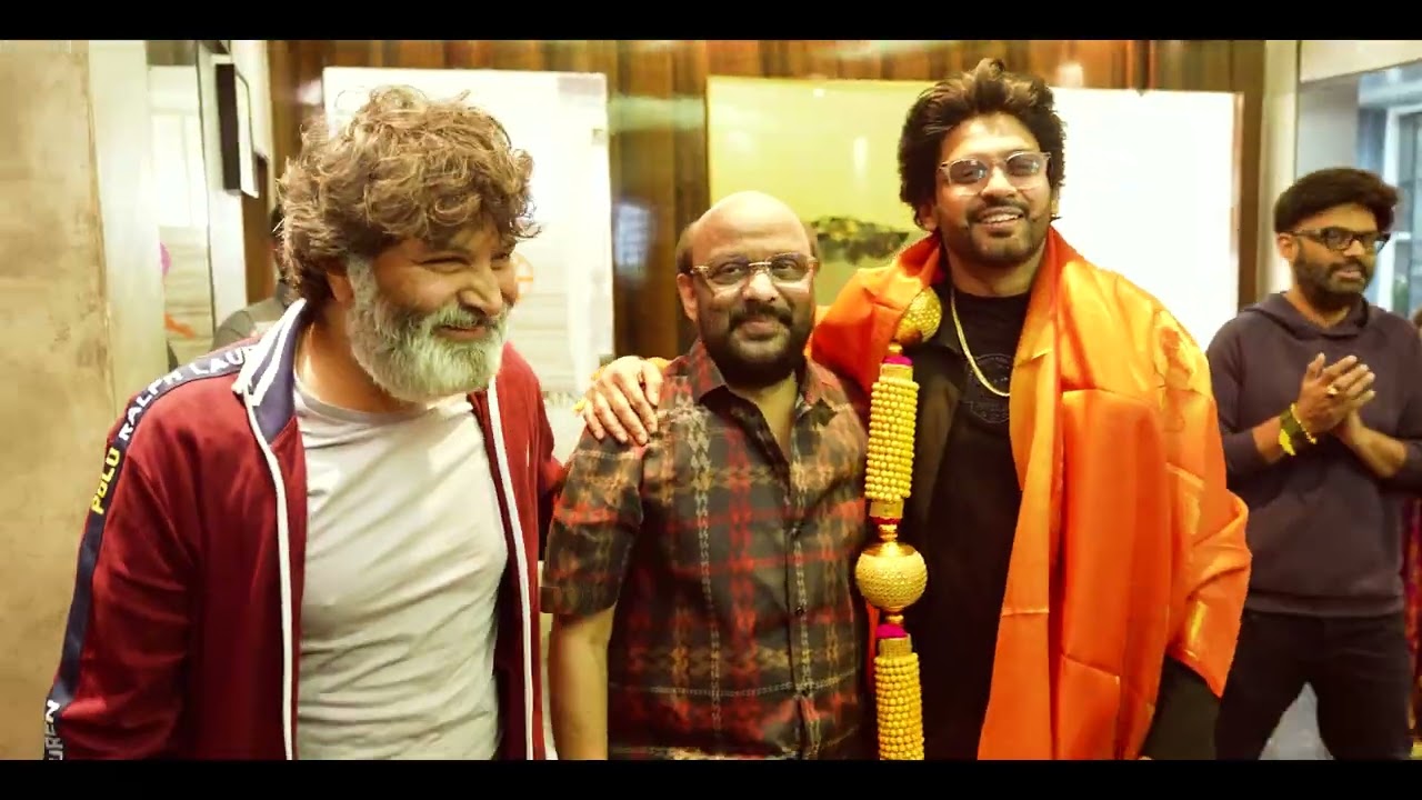 Anaganaga Oka Raju | ‘అనగనగా ఒక రాజు’ సక్సెస్ సెలబ్రేషన్స్.. నవీన్‌ పొలిశెట్టిని సన్మానించిన త్రివిక్రమ్‌