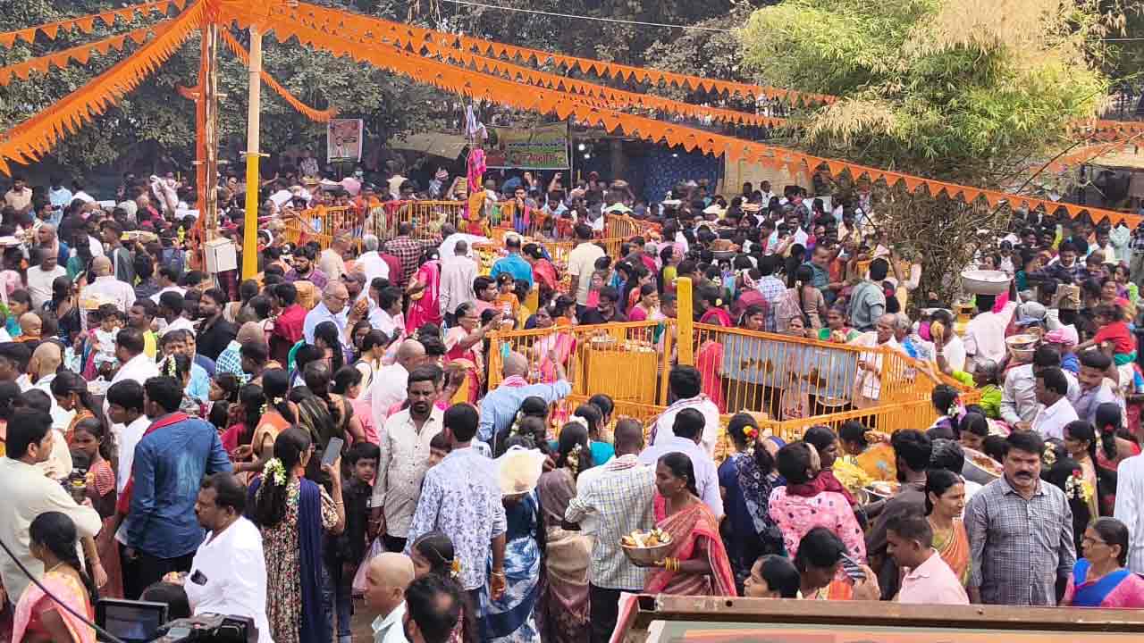 Sammakka Saralamma Jathara | భక్తులతో కిక్కిరిసిన నీరుకుల్లా జాతర.. వనదేవతల దర్శనం కోసం క్యూ లైన్
