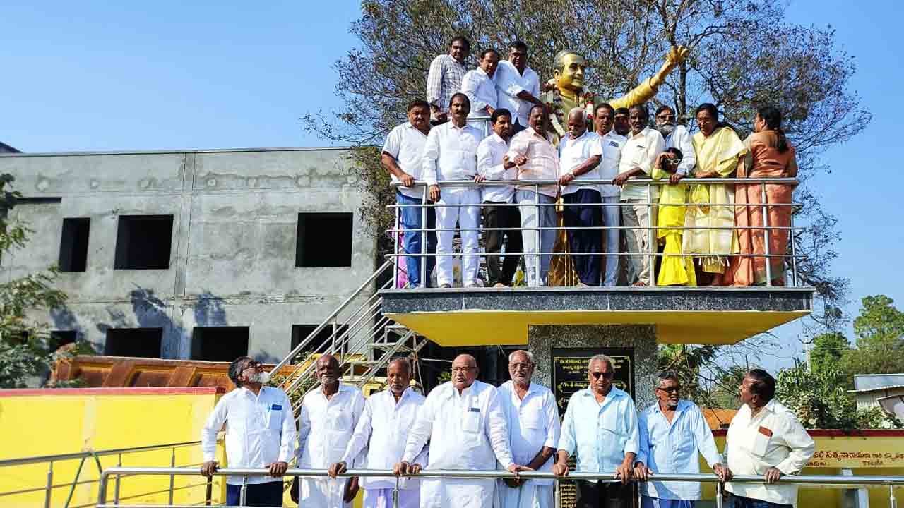 ఎన్టీఆర్‌ సేవలు ప్రశసంనీయం : తెల్ల రవికుమార్