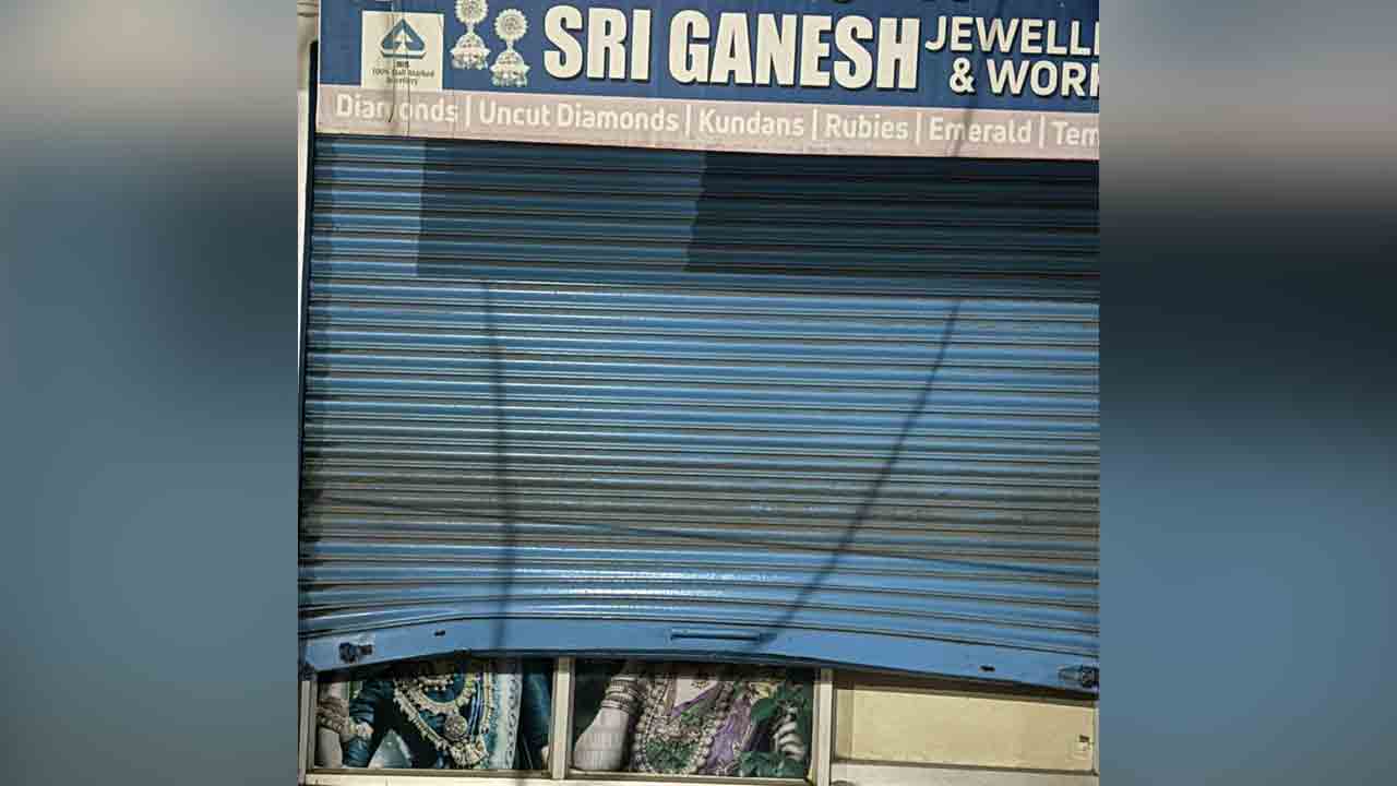 Nizamabad | జ్యువెలరీ షాప్‌కు కన్నం వేసేందుకు విఫలయత్నం.. పోలీసులు రావడంతో పరారైన దుండగులు