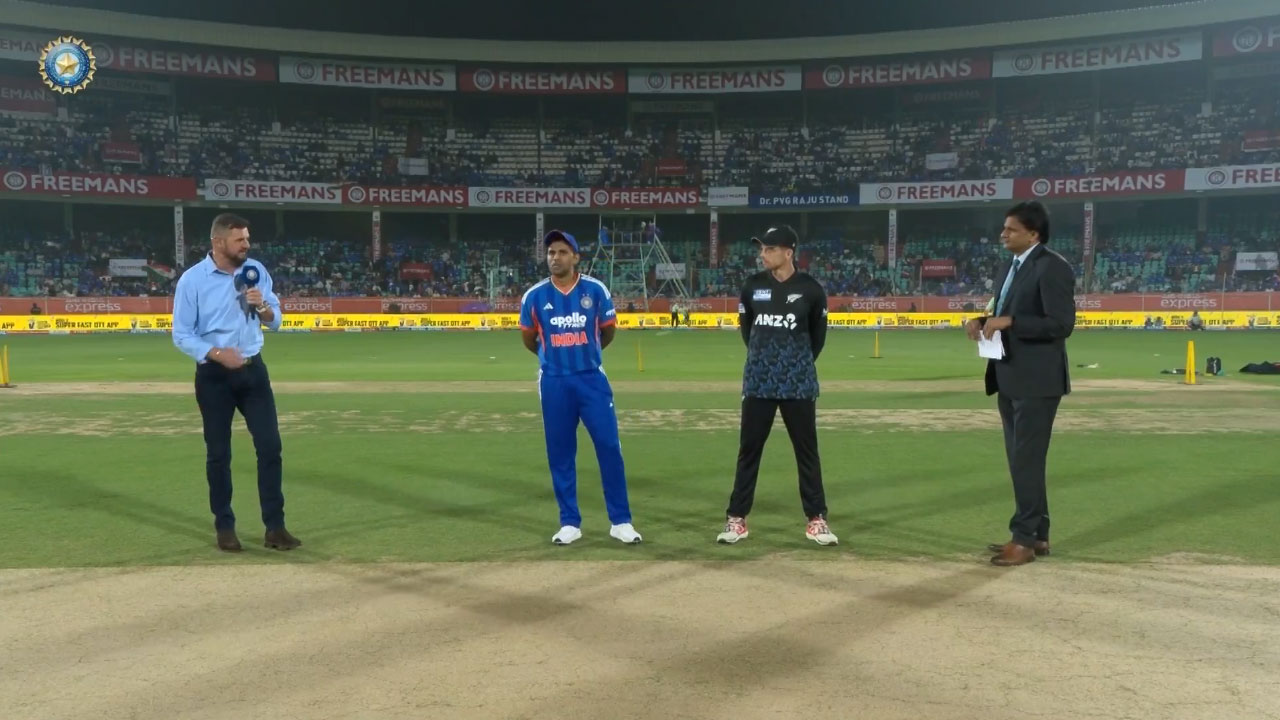 INDvNZ: న్యూజిలాండ్ ఫ‌స్ట్ బ్యాటింగ్.. ఫ‌స్ట్ ఓవ‌ర్‌లోనే సీఫ‌ర్ట్ హ్యాట్రిక్ ఫోర్లు