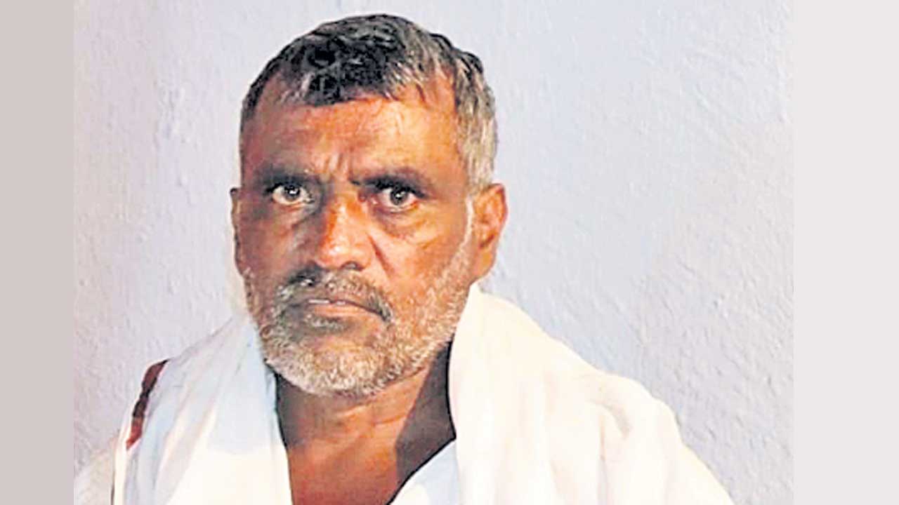 బైక్‌పై నారు తెస్తూ రైతు మృతి