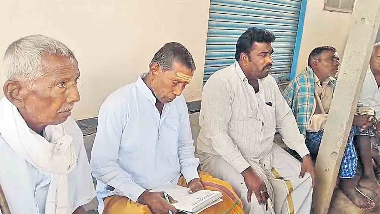 కొడుకులు పోషించడం లేదని.. పంచాయతీకి ఐదెకరాలిచ్చిన పూజారి