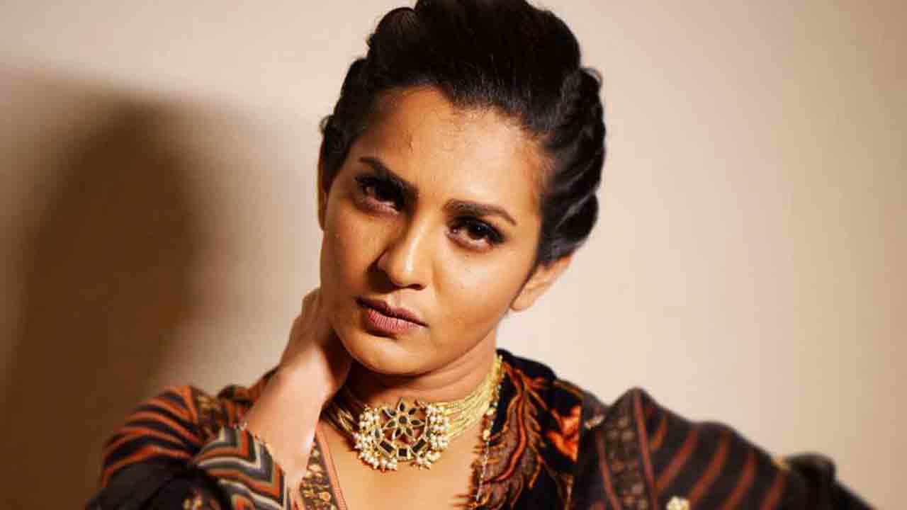 Parvathy Thiruvothu | బైక్ రైడ్‌తో కొత్త ఏడాదికి గ్రాండ్ వెల్‌కమ్ చెప్పిన మలయాళ న‌టి.. వీడియో