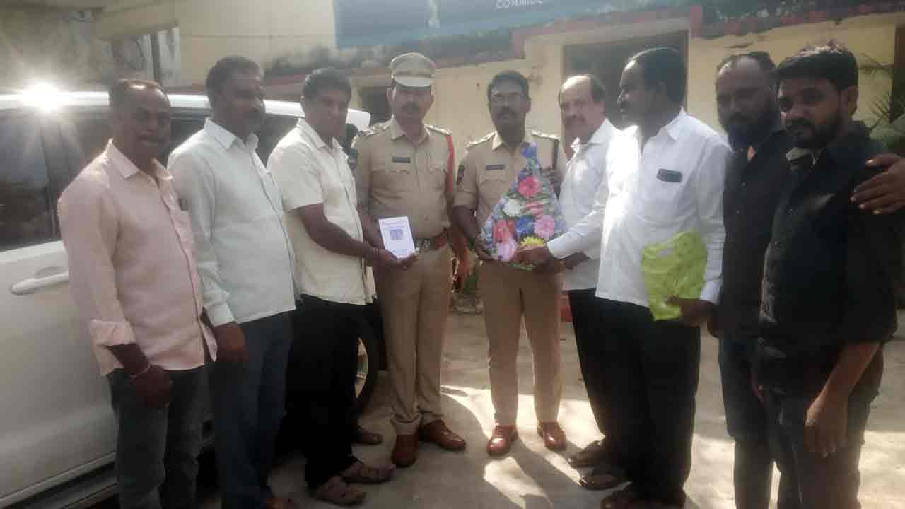 Peddapalli | సమ్మక్క సారలమ్మ జాతరకు రండి.. పెద్దపల్లి ఏసీపీ, సీఐలకు ఆహ్వానం