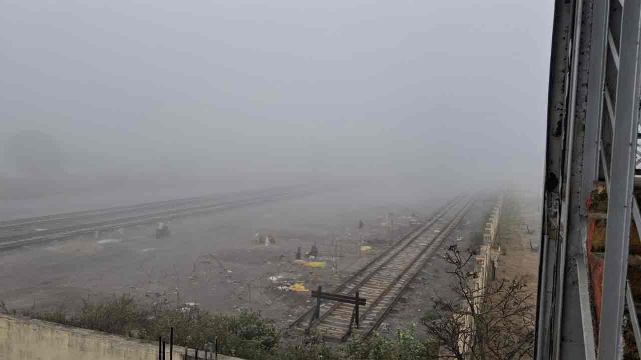 Fog in Peddapalli | పెద్దపల్లి జిల్లాలో ఢిల్లీని తలపిస్తున్న పొగమంచు