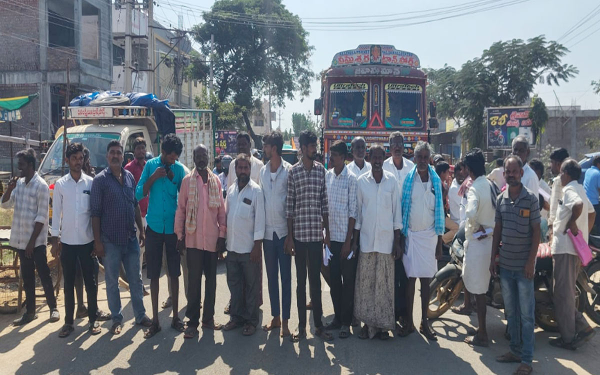 Chandampet : యూరియా కోసం పోలేపల్లి గేట్ వద్ద రైతుల ధర్నా