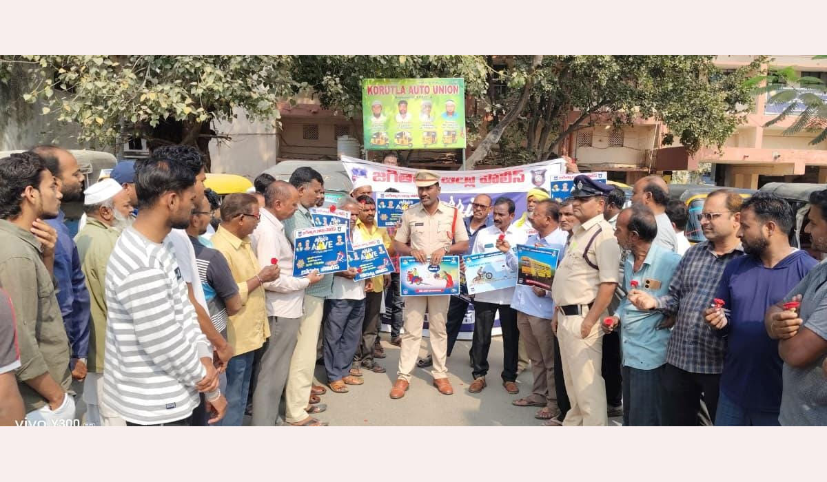 Awareness | కోరుట్లలో గులాబీ పువ్వులు అందించి ట్రాఫిక్ నిబంధనలపై అవగాహన