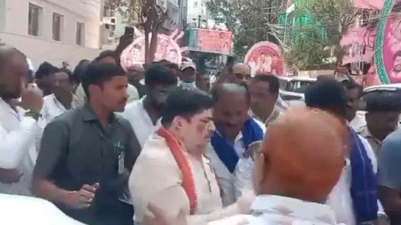 Hyderabad | ముషీరాబాద్‌లో మంత్రి పొన్నం ప్రభాకర్‌కు నిరసన సెగ : వీడియో