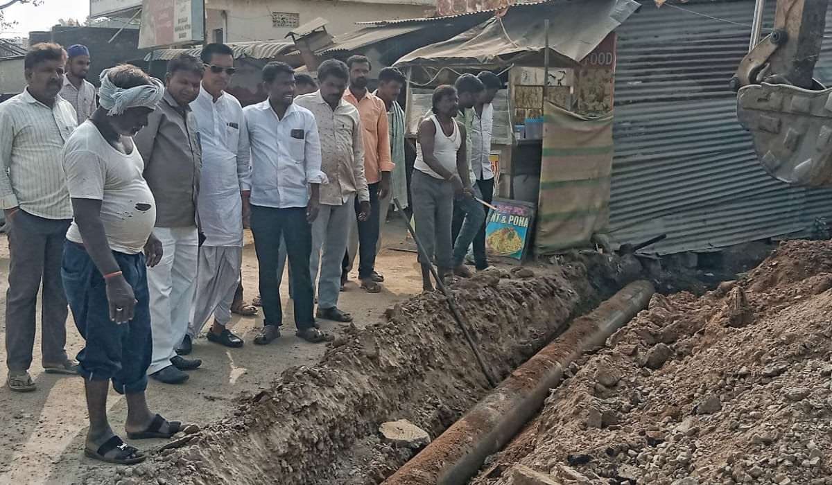 Pothangal | పోతంగల్‌ బస్టాండ్ ప్రాంతంలో పరిశుభ్రత పనులు చేపట్టిన సర్పంచ్