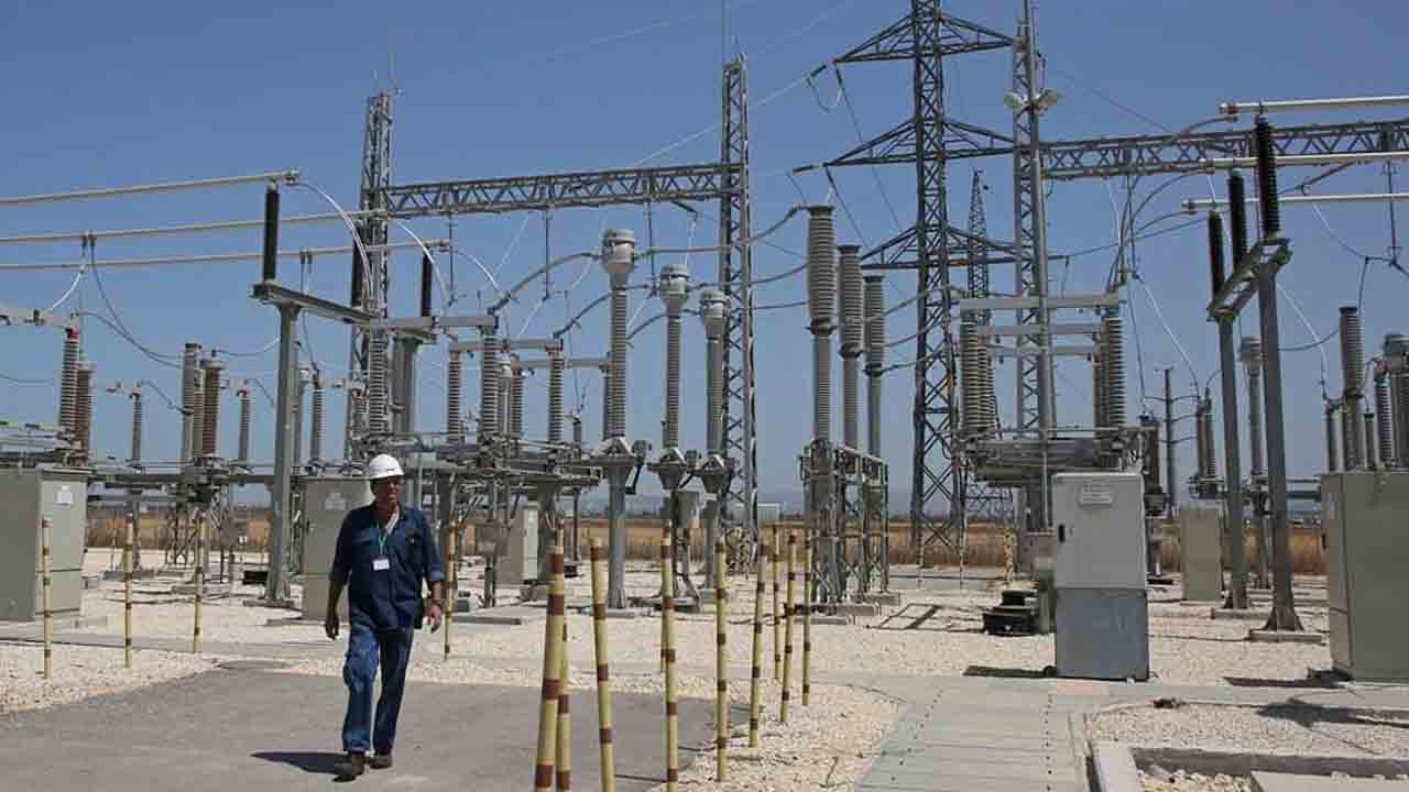 విద్యుత్తు సంస్థల్లో ప్రైవేట్‌ కాంట్రాక్టర్లపై కుట్ర