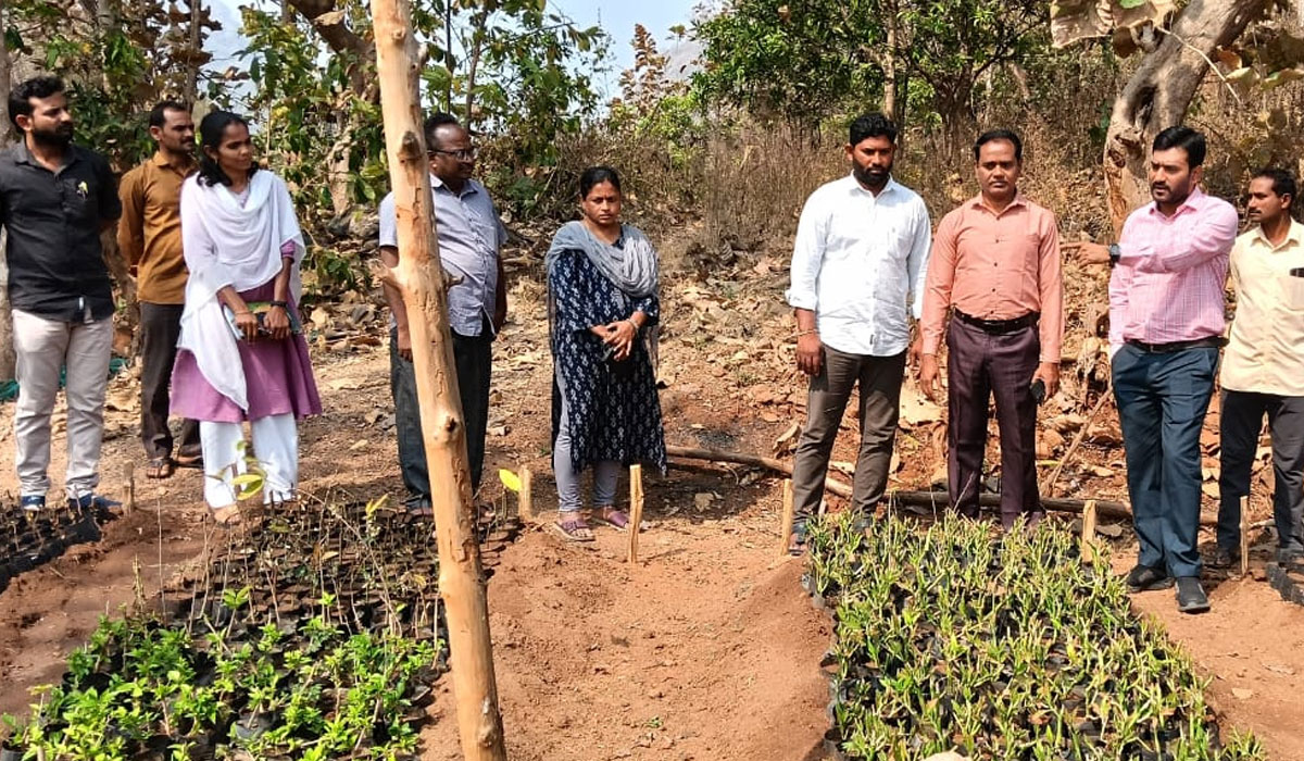 DRDA | ఉపాధి పనుల్లో కూలీల సంఖ్య పెంచాలి.. డీఆర్డీఏ రఘువరణ్