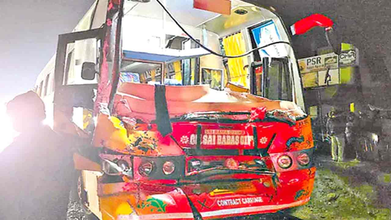 Bus Accident | రాజమహేంద్రవరం సమీపంలో నాలుగు బస్సులు ఢీ.. 26 మంది విద్యార్థులకు గాయాలు