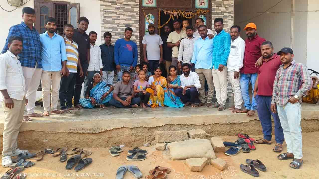 Pedda Arepally | పరిమళించిన మానవత్వం.. స్నేహితుడి కుటుంబానికి పూర్వ విద్యార్థుల ఆర్థిక సహాయం..!