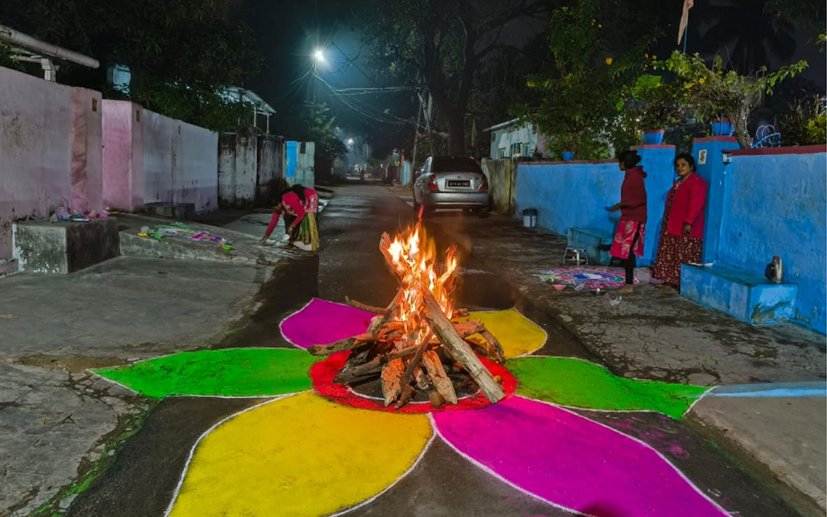 Ramavaram : కార్మిక వాడల్లో ఘనంగా భోగి సంబురాలు