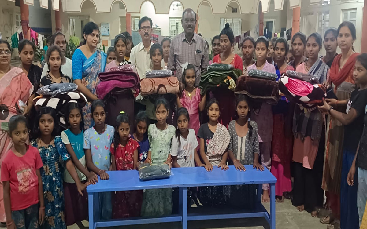 Nalgonda : విద్యార్థినుల‌కు స్వెట‌ర్లు, దుప్ప‌ట్లు పంపిణీ