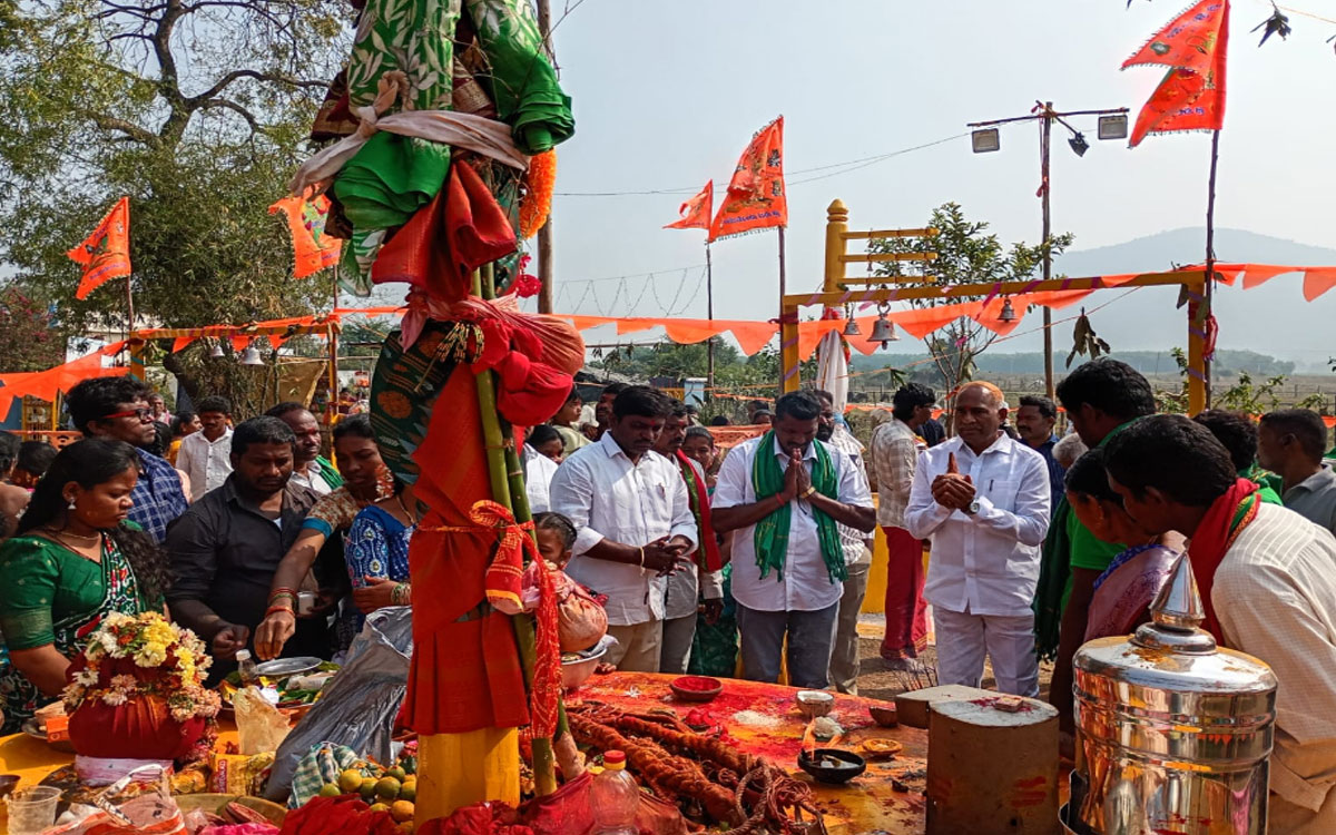 Karepally : మాణిక్యారం కోయగుంపులో సమ్మక్క సారక్క జాతర ప్రారంభం