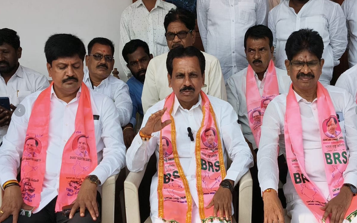 Devarakonda : అసెంబ్లీలో ప్రతిపక్షాల గొంతు నొక్కడం బాధాకరం : మాజీ ఎమ్మెల్యే రవీంద్ర కుమార్