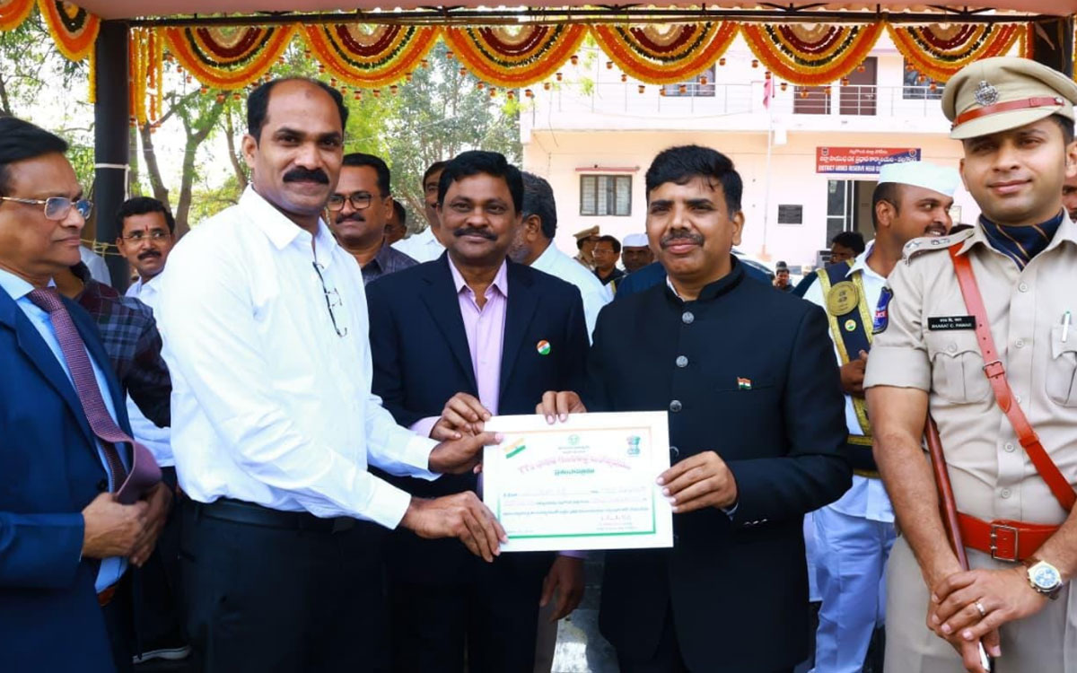 Devarakonda Rural : ఉత్త‌మ ఉద్యోగ అవార్డు అందుకున్న ఆర్డీఓ ర‌మ‌ణారెడ్డి