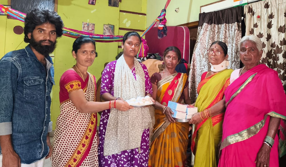 ICDS | ఊబిది రేఖ ఇంటికి క్యూ కట్టిన అధికారులు.. ఆధార్ కార్డు లేదు.. అమ్మను కలేనా..! వార్తకు స్పందన..