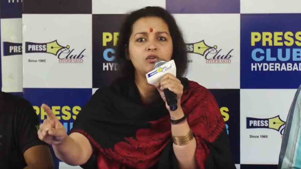 Renu Desai | మగాళ్లు రేప్ చేస్తే.. అందరినీ చంపేస్తారా?.. వీధి కుక్కల మారణకాండపై రేణు దేశాయ్ కామెంట్స్