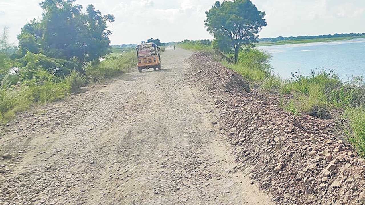 వామ్మో.. ఇవేమి రోడ్లు