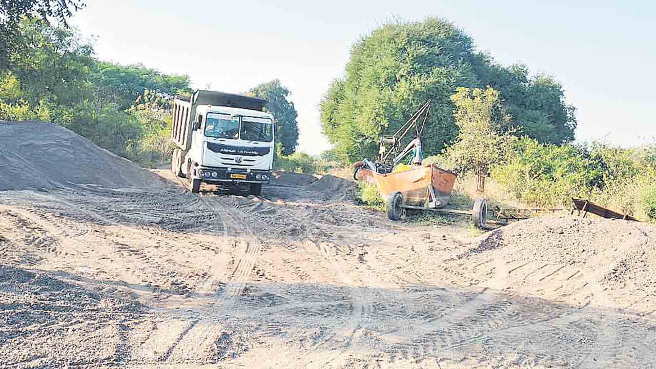 అనుమతులు లేకున్నా.. అక్రమ రవాణా