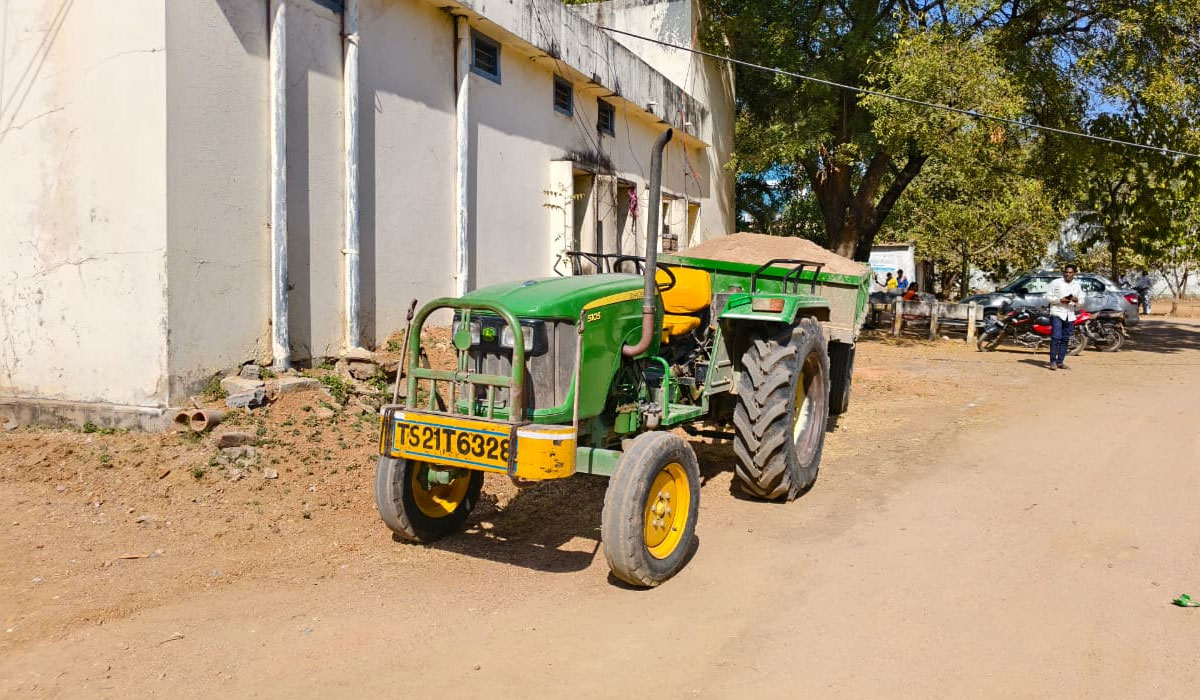 Vemulawada | వేములవాడలో ఇసుక ట్రాక్టర్‌ పట్టివేత.. ఉద్యోగి సస్పెండైనా ఇసుకాసురలది అదే తీరు