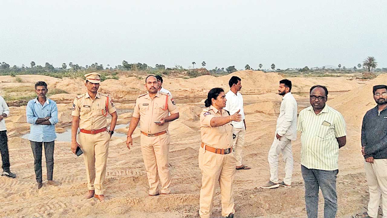 ప్రశ్నించిన రైతులు..జారుకున్న అధికారులు